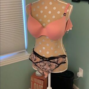 NWT 36DD Victoria’s Secret Bra and XL panties set